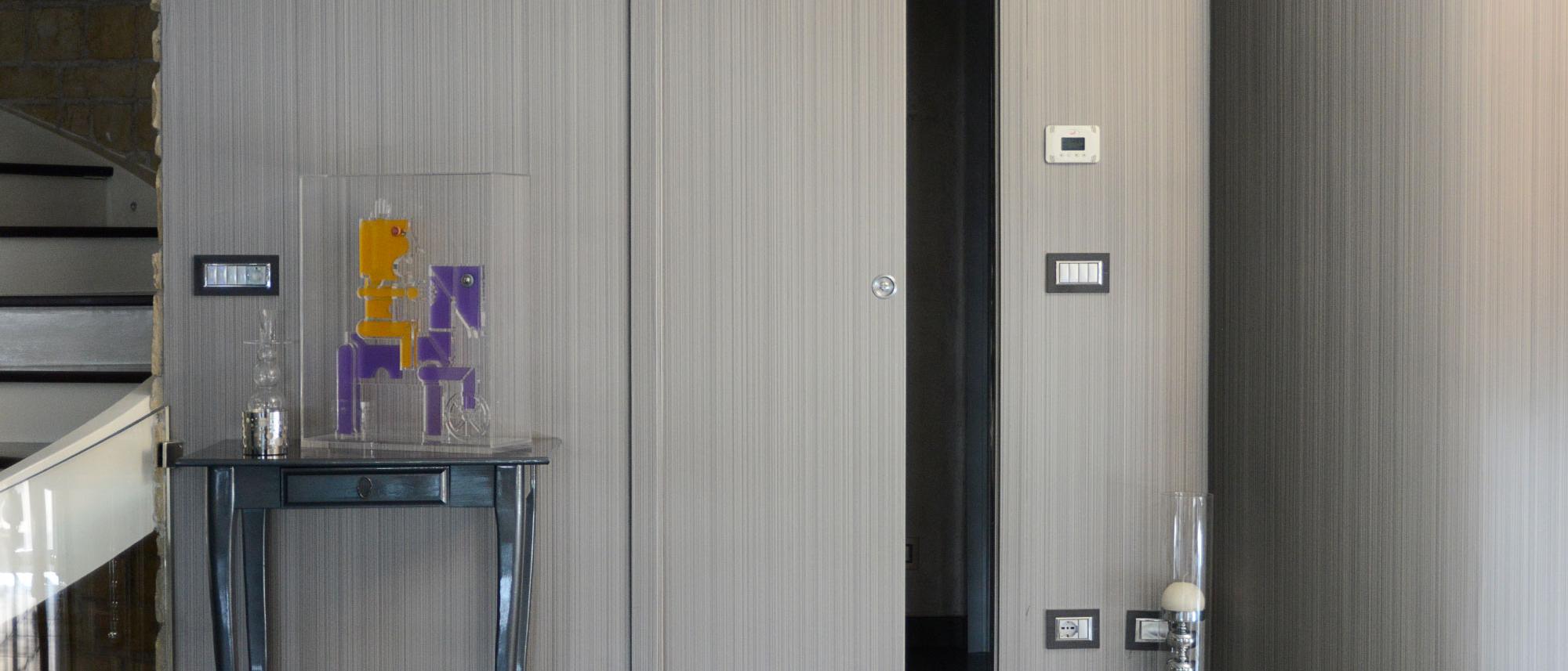 Zona living – Boiserie Garofoli grigio quercia e porta scorrevole Avio Gidea coordinate