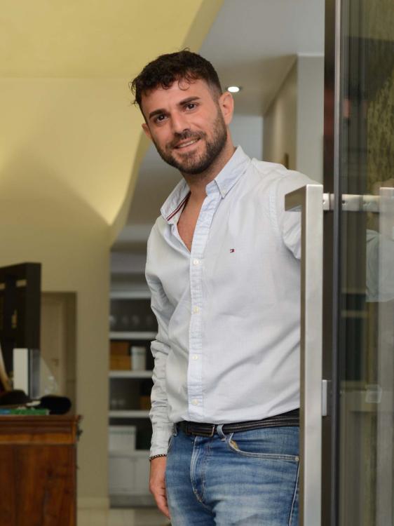 Andrea ti accoglie nello showroom in centro Torino