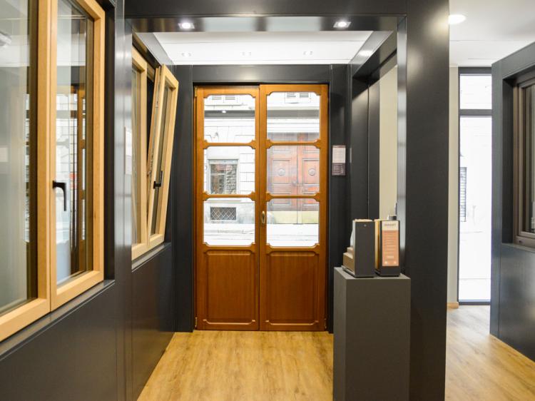 Corner showroom Cosmet con finestre esposte in diverse finiture  e porta finestra a due ante