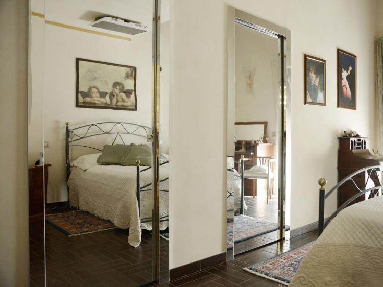 Camera da letto matrimoniale – Porte scorrevoli Smart Gidea superficie specchiata