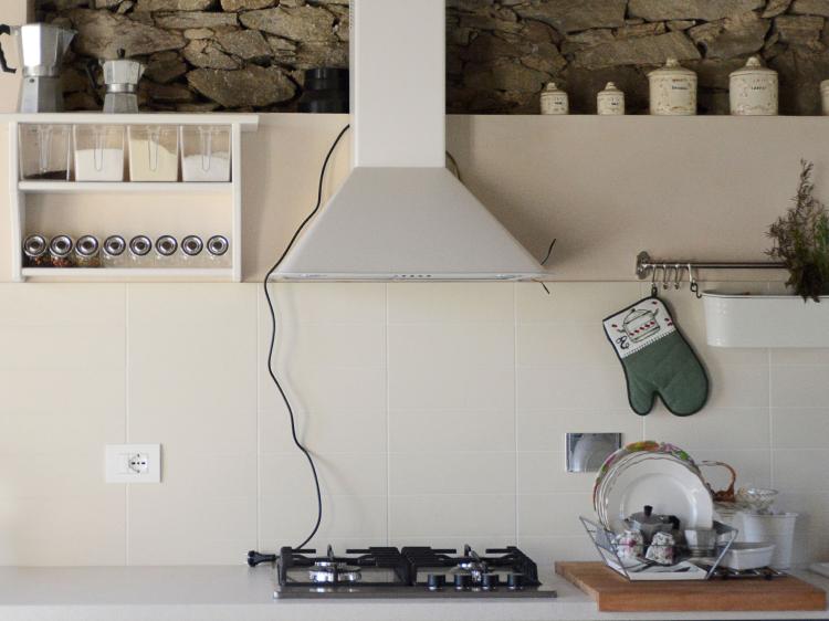 Angolo cucina della casa ristrutturata a Cumiana, dettaglio arredo