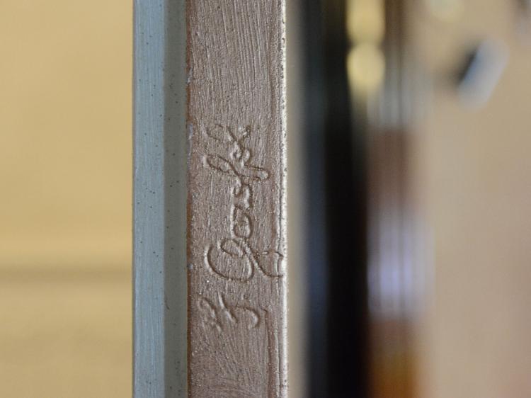 Zona living – Porta filo muro Garofoli con finitura personalizzata dorata