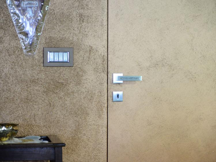 Zona living – Porta filo muro Garofoli con finitura personalizzata dorata