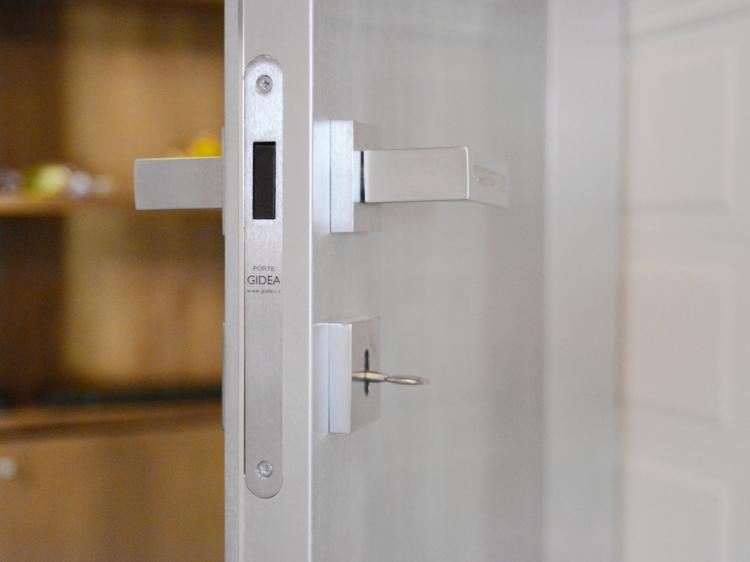 Porta a battente Xonda Gidea con laminato antigraffio e serratura magnetica