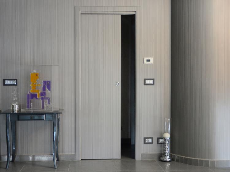 Zona living – Boiserie Garofoli grigio quercia e porta scorrevole Avio Gidea coordinate
