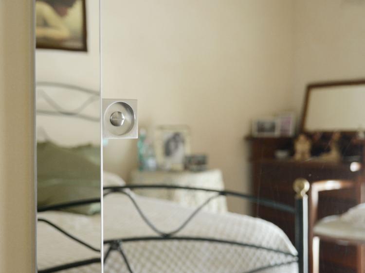 Camera da letto matrimoniale – Porte scorrevoli Smart Gidea superficie specchiata
