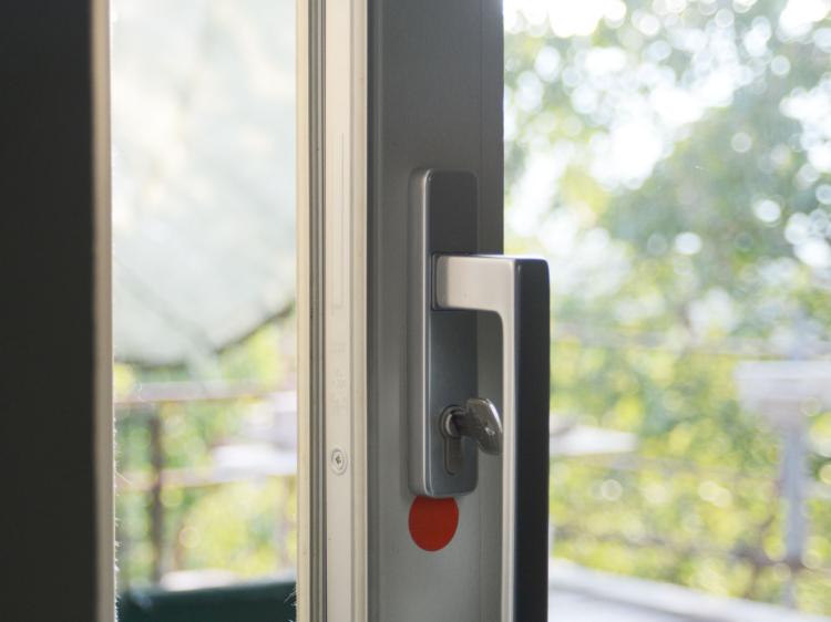 Zona living – Porta scorrevole in pvc HST a due ante Finstral