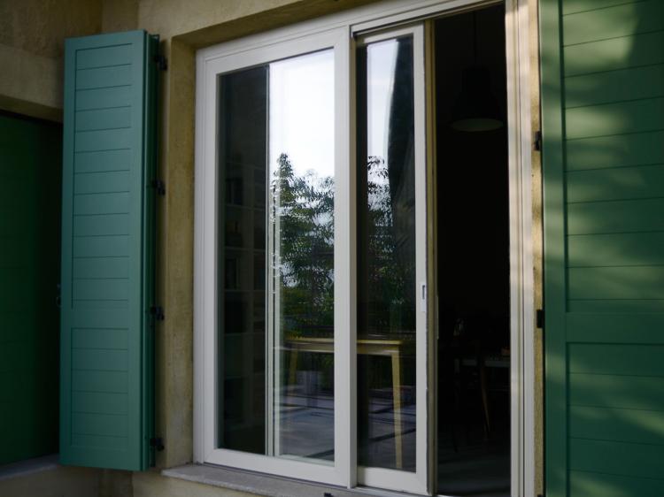 Zona living – Porta scorrevole in pvc HST a due ante Finstral