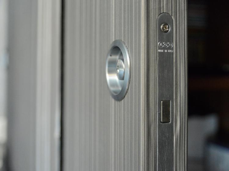 Porta scorrevole Avio Gidea con serratura magnetica