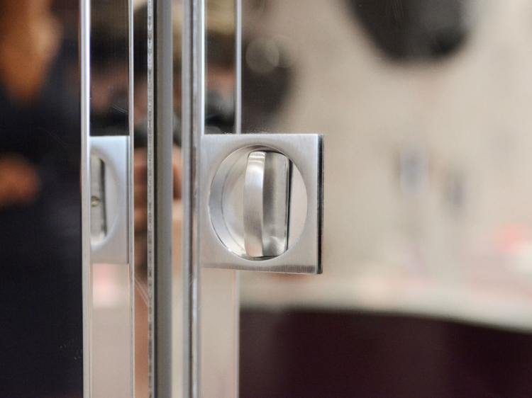 Camera da letto matrimoniale – Porte scorrevoli Smart Gidea superficie specchiata