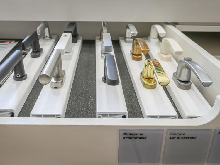 Campionario maniglie in showroom