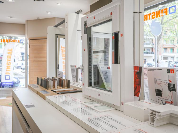 Campionario di rivestimenti e colori Finstral in showroom