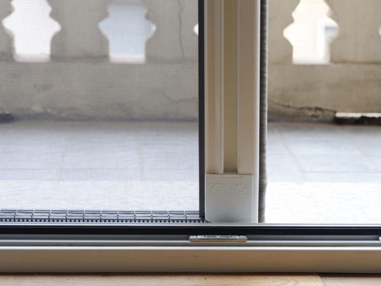 Zanzariera verticale per finestra, profilo bianco