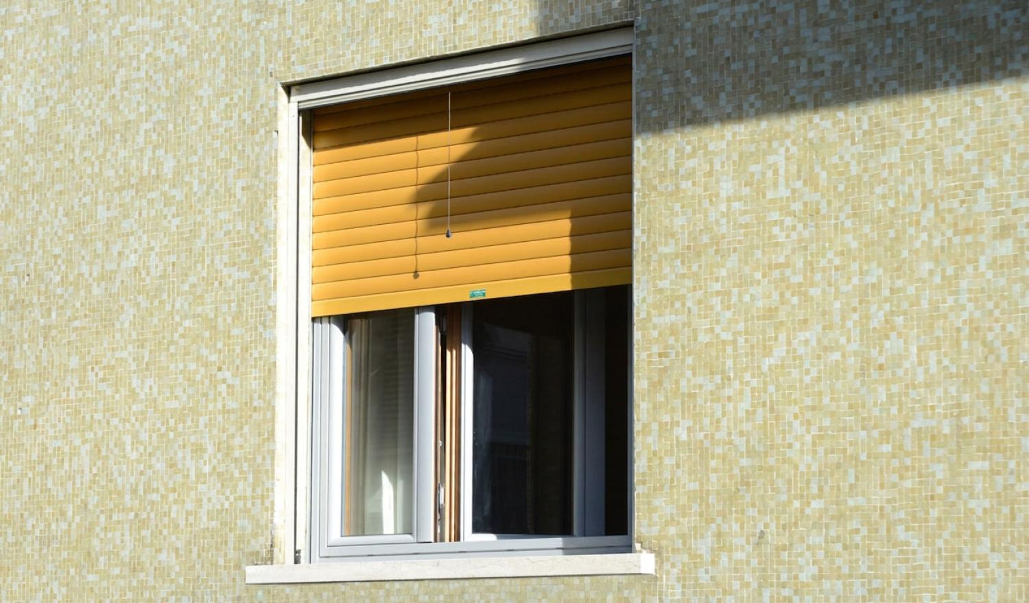 Vista esterna del serramento a libro e degli avvolgibili blindati